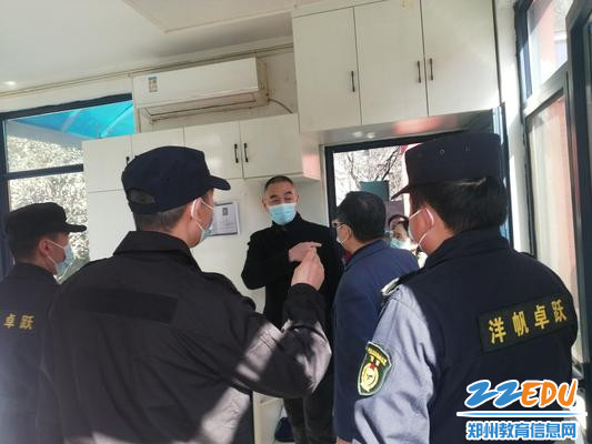 郑州市教育局教育督导室办公室副主任高志宏察看门口安保情况