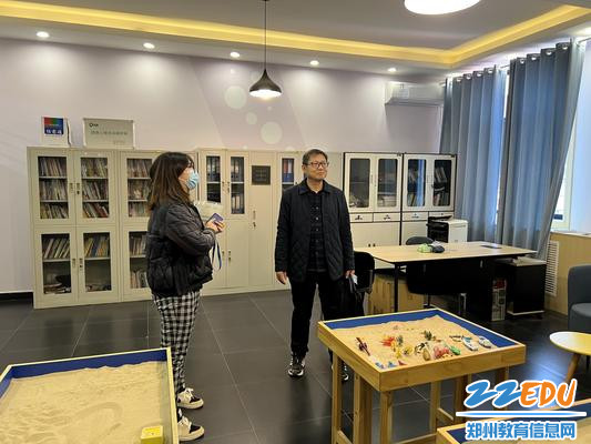 督查组实地察看心理咨询室