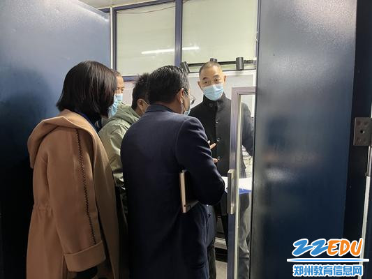检查组组长指出食堂留样登记存在需整改问题