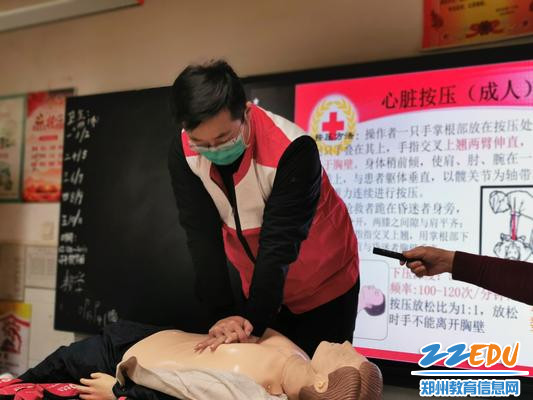 正确的按压急救姿势 正确的按压急救姿势