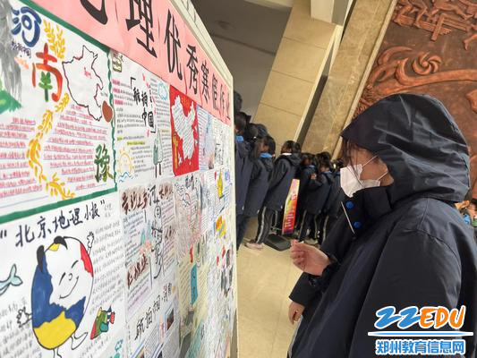 同学们驻足观看3 同学们驻足观看3