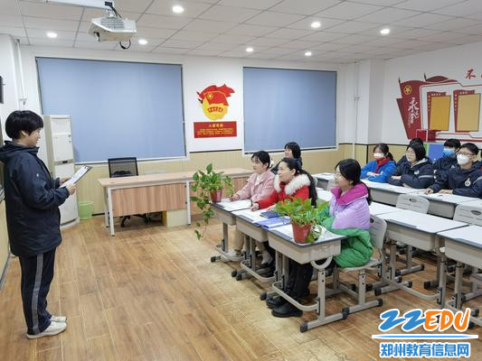 评委组老师认真倾听 评委组老师认真倾听