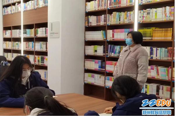 邓芳老师积极辅导学生阅读