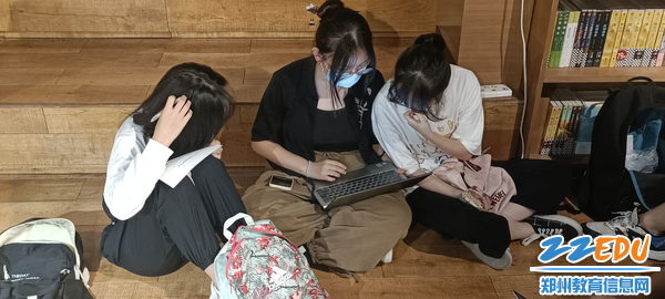 3暑假研究性学习小组一起到图书馆查阅资料 3暑假研究性学习小组一起到图书馆查阅资料