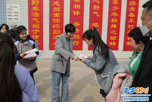 6校长张莹为同学们颁发成人证书