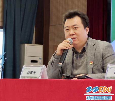 郑州57中副校长郭丰洲向家长介绍初中学习、生活的关注点