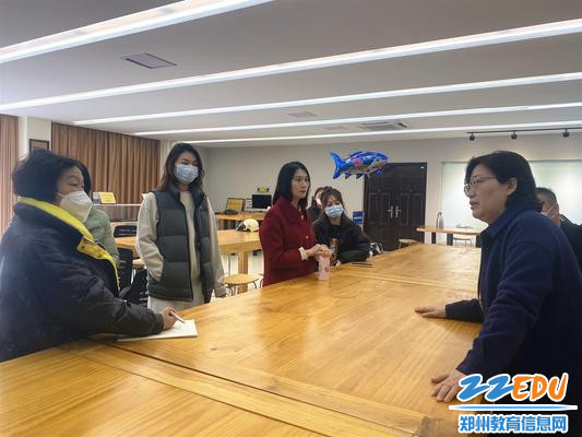 会后咨询的家长们_副本 会后咨询的家长们_副本