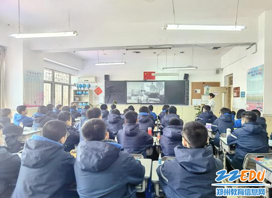 师生齐唱《学习雷锋好榜样》 师生齐唱《学习雷锋好榜样》