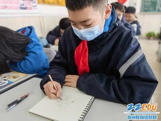 学生开始画线稿 学生开始画线稿