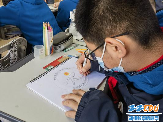 学生进行标志创意设计 学生进行标志创意设计