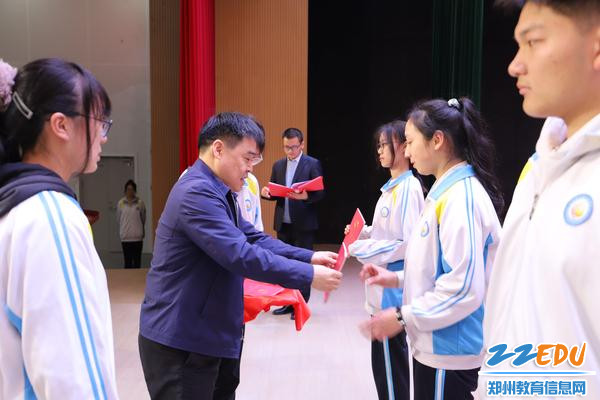 学校党委副书记张帆向学生代表颁发宪法读本