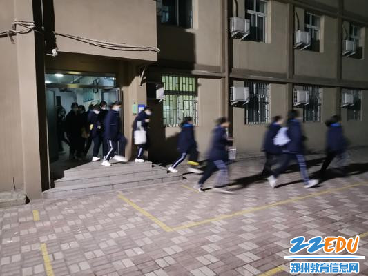 学生快速撤出宿舍楼 学生快速撤出宿舍楼