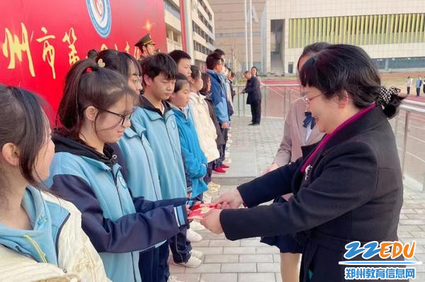 郑州市第一〇七高级中学校长张献雨为学生颁奖