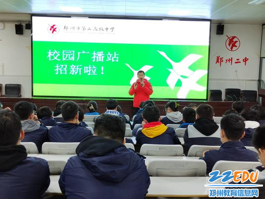团委书记尚涛为学生介绍校园广播站 团委书记尚涛为学生介绍校园广播站