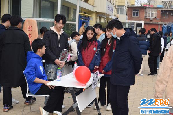 2校副书记丁向群与社团成员亲切交流 2校副书记丁向群与社团成员亲切交流