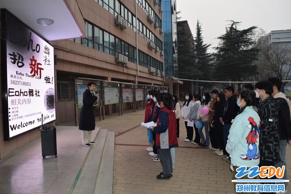 3团委老师在为同学做社团介绍 3团委老师在为同学做社团介绍