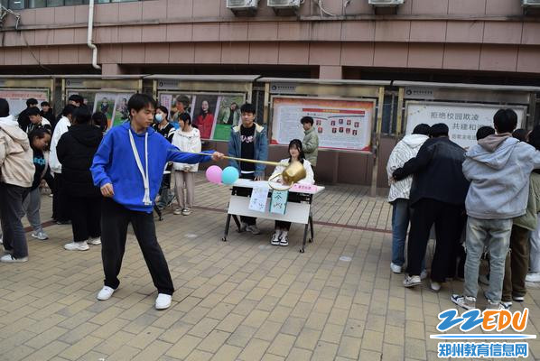 5 茶艺社团在表演长嘴壶 5 茶艺社团在表演长嘴壶