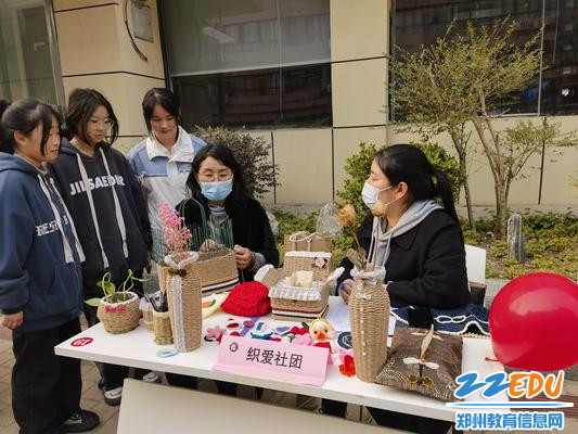 7织爱社团老师为学生介绍 7织爱社团老师为学生介绍