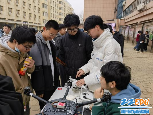 11无人机社团为同学介绍无人机 11无人机社团为同学介绍无人机