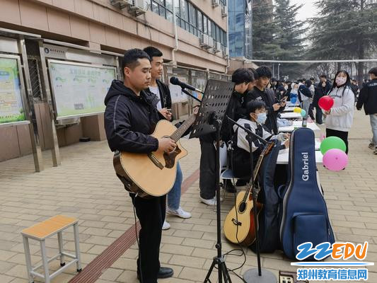 12吉他社团老师现场表演弹唱 12吉他社团老师现场表演弹唱