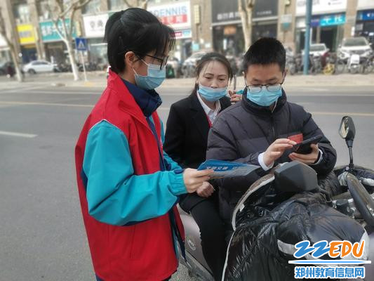 郑州57中学生志愿者宣传文明交通倡议书