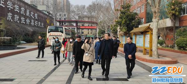 沁园中学一行三十余人来到郑州八中交流学习 沁园中学一行三十余人来到郑州八中交流学习