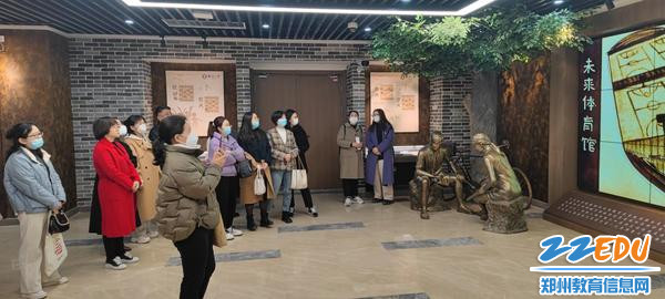 沁园中学老师们在八中校史馆观看主题沙画 沁园中学老师们在八中校史馆观看主题沙画