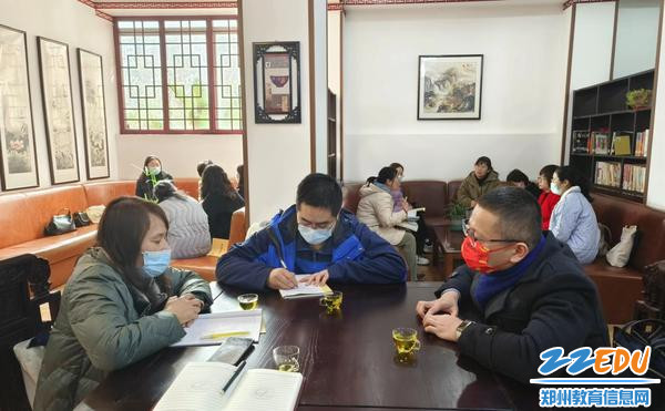 各学科组老师们全情投入交流沟通中 各学科组老师们全情投入交流沟通中