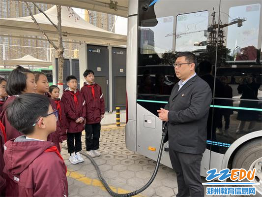 2.刘冰队长向同学们介绍充电桩和氢能源汽车
