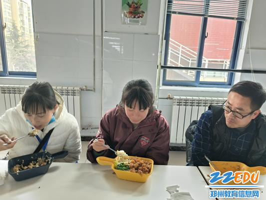 高一（4）班张可欣在家长（左一）和班主任（右一）的陪伴下就餐