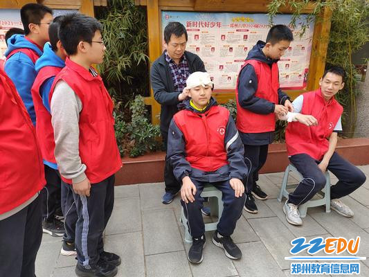 示范讲解受伤后的包扎 示范讲解受伤后的包扎