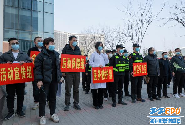 2应急小组进行培训 2应急小组进行培训