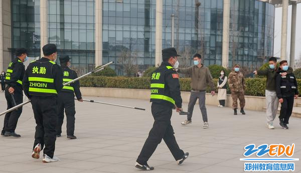 4安保人员控制现场 4安保人员控制现场