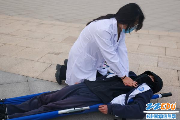 5医护人员抢救伤员 5医护人员抢救伤员