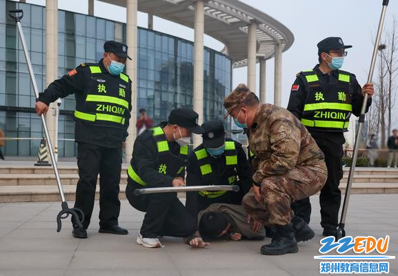 6警察遏制暴徒 6警察遏制暴徒