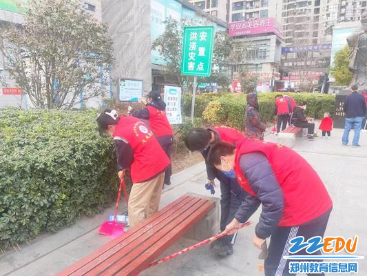 志愿者扫除地面纸屑 志愿者扫除地面纸屑