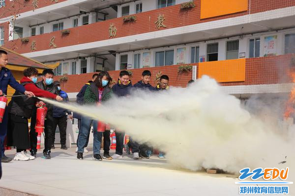 使用灭火器灭火 使用灭火器灭火