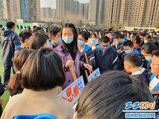 图片4:同学们热情高涨,老师们耐心讲解 图片4:同学们热情高涨,老师们耐心讲解