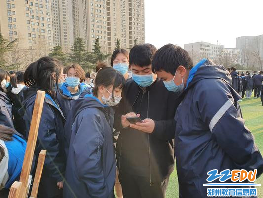 图片5:老师帮助学生综合分析、做好推荐 图片5:老师帮助学生综合分析、做好推荐