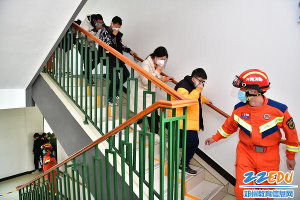 消防队员带领学生逃离现场 消防队员带领学生逃离现场