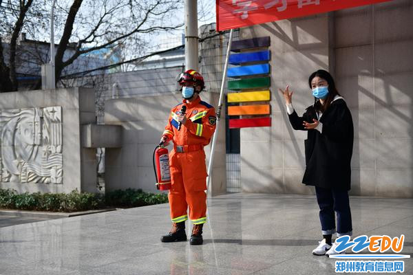 消防队员演示灭火器使用方法 消防队员演示灭火器使用方法