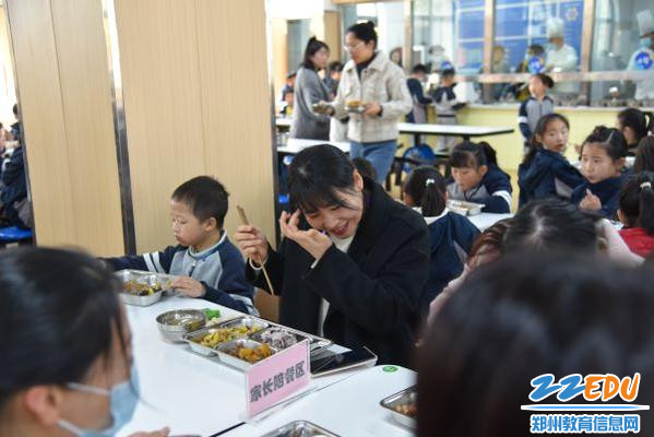 科教园校区家长陪餐 科教园校区家长陪餐