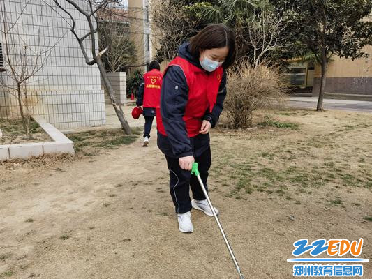 学生志愿者净化校园 学生志愿者净化校园