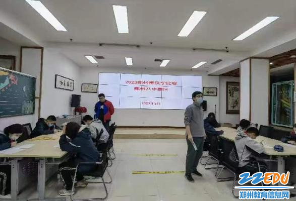 张喜乐老师和刘红军老师在监考 张喜乐老师和刘红军老师在监考