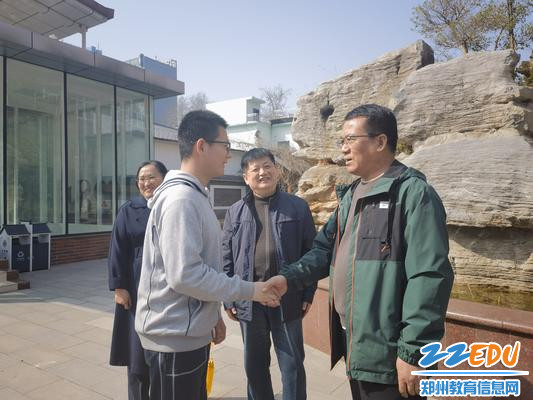 校长郅广武祝贺并勉励韩易汝 校长郅广武祝贺并勉励韩易汝