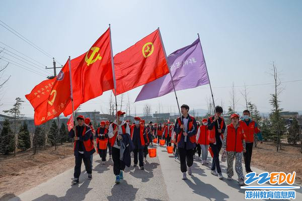 1志愿者们来到郑州市全民义务植树基地志愿服务活动