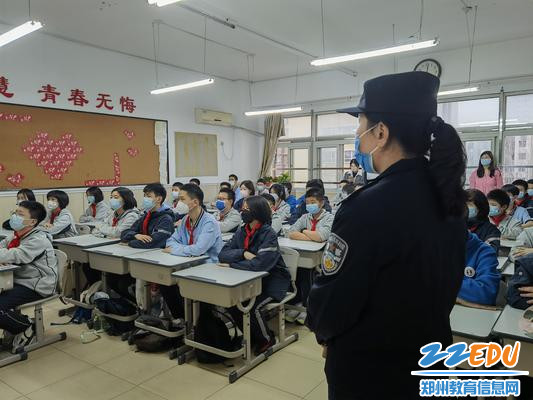 学生认真倾听 学生认真倾听