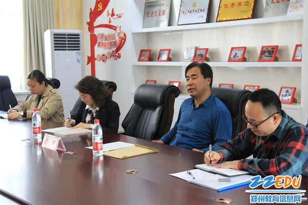 2郑州市教育局教师教育处处长李迎军对工作室未来发展提出新要求