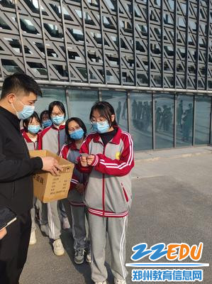 2.同学们抽取“垃圾”卡牌 2.同学们抽取“垃圾”卡牌