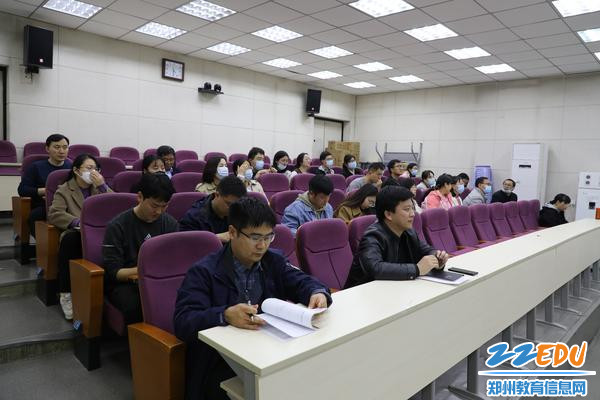 5学生发展处黄坦主任及全体班主任共同观摩主题班会 5学生发展处黄坦主任及全体班主任共同观摩主题班会